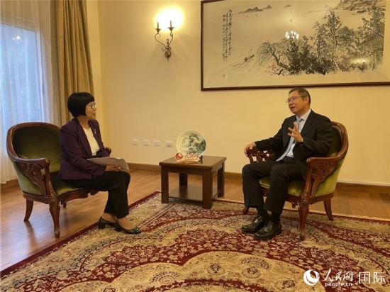 胡長春大使接受人民網(wǎng)記者唐維紅采訪。人民網(wǎng)記者 趙艷紅攝