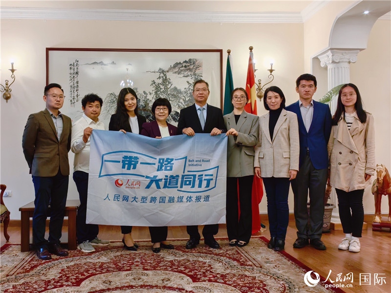 胡長(zhǎng)春大使、駐非盟使團(tuán)工作人員與人民網(wǎng)記者合影。