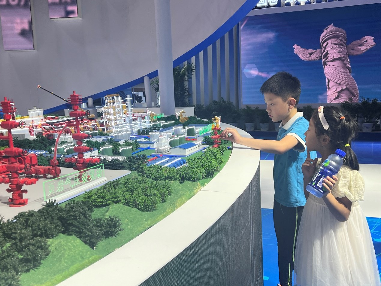小朋友正在觀看展覽模型。人民網(wǎng) 歐陽易佳攝