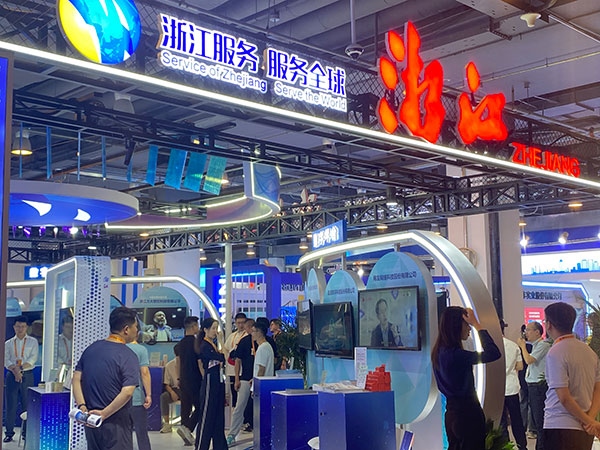在浙江省交易團(tuán)展區(qū)，數(shù)字支付技術(shù)吸引了觀展群眾的目光。人民網(wǎng)記者 李彤?dāng)z