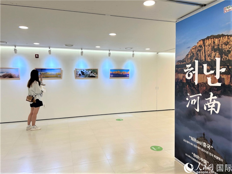 2.民眾參觀“看九曲黃河 聽(tīng)華夏故事”主題展。人民網(wǎng)記者 馬菲攝