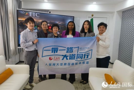 萊利斯（右三）、埃塞投資委中國投資顧問萬巧云（左二）與人民網(wǎng)記者合影。