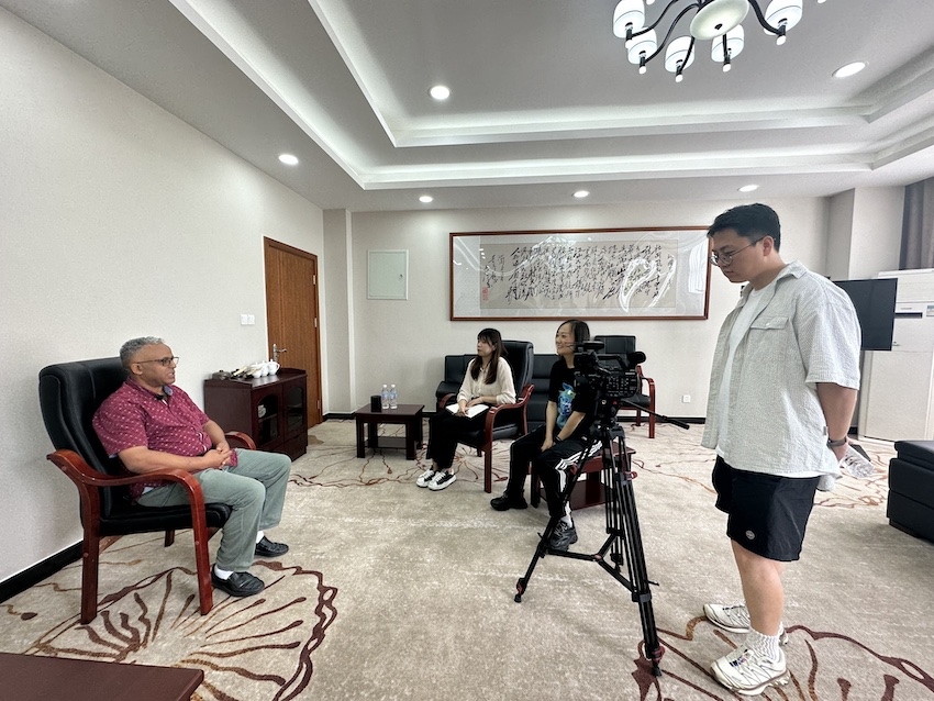 巴哈達爾大學博士研究生Muluneh在成都紡織高等?？茖W校接受記者采訪。人民網(wǎng)記者 王波攝