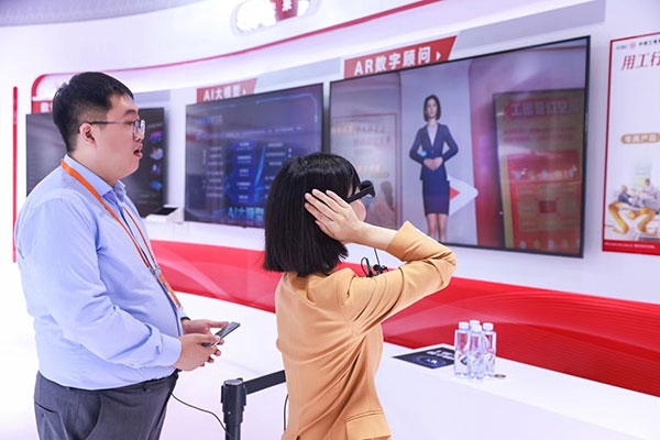 在工商銀行展臺，數(shù)字員工“工曉伴”與觀展游客互動。受訪者供圖