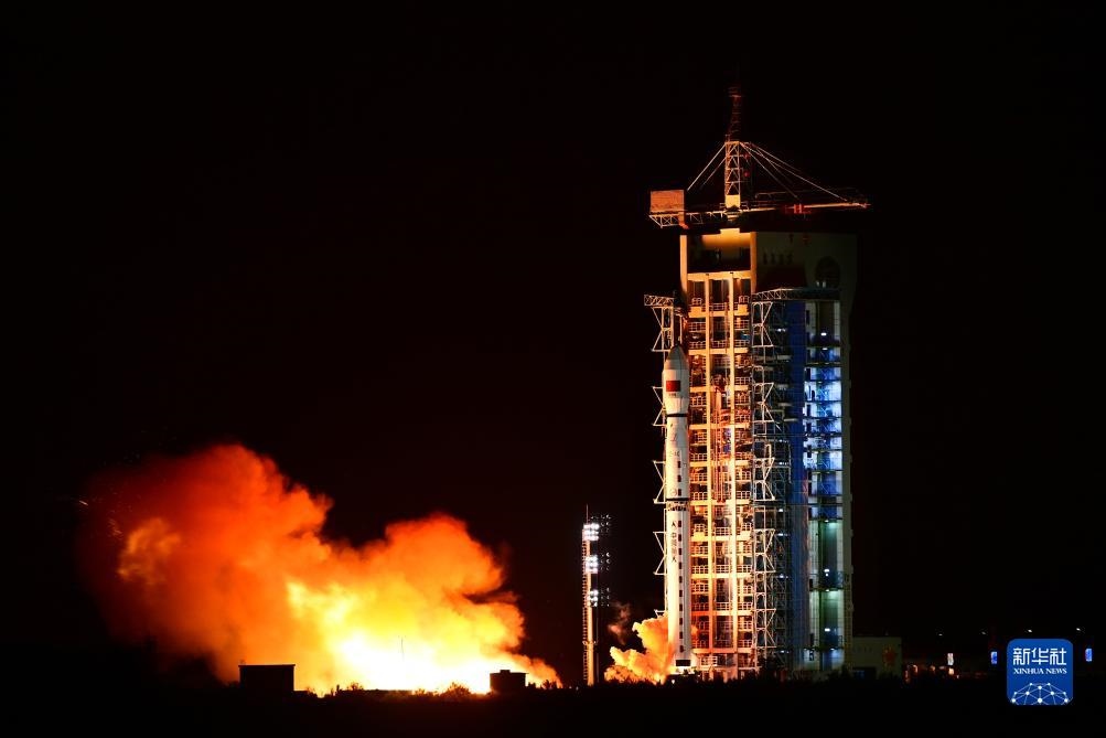 9月7日02時(shí)14分，我國在酒泉衛(wèi)星發(fā)射中心使用長征四號丙運(yùn)載火箭，成功將遙感三十三號03星發(fā)射升空，衛(wèi)星順利進(jìn)入預(yù)定軌道，發(fā)射任務(wù)獲得圓滿成功。新華社發(fā)（汪江波 攝）