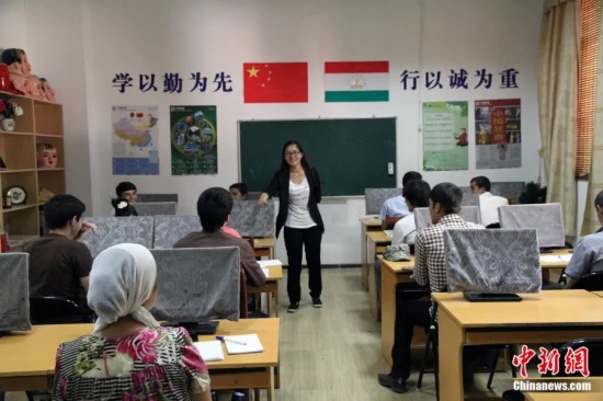 2014年，塔吉克斯坦國立民族大學(xué)的孔子學(xué)院內(nèi)，教師正在為塔吉克斯坦學(xué)生授課。田冰 攝