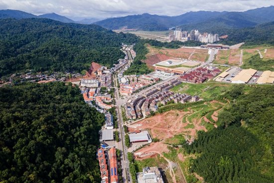磨憨口岸俯瞰，右前方高層白色建筑群為老撾境內(nèi)。人民網(wǎng)記者 符皓攝