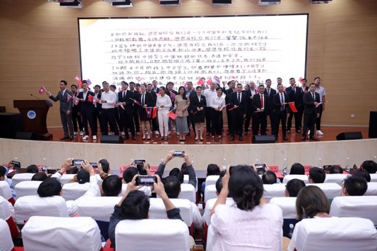 7月31日，昆明鐵道職業(yè)技術(shù)學(xué)院舉行援老撾鐵道職業(yè)技術(shù)學(xué)院項目教育能力建設(shè)教師培養(yǎng)班結(jié)業(yè)典禮。昆明鐵道職業(yè)技術(shù)學(xué)院供圖