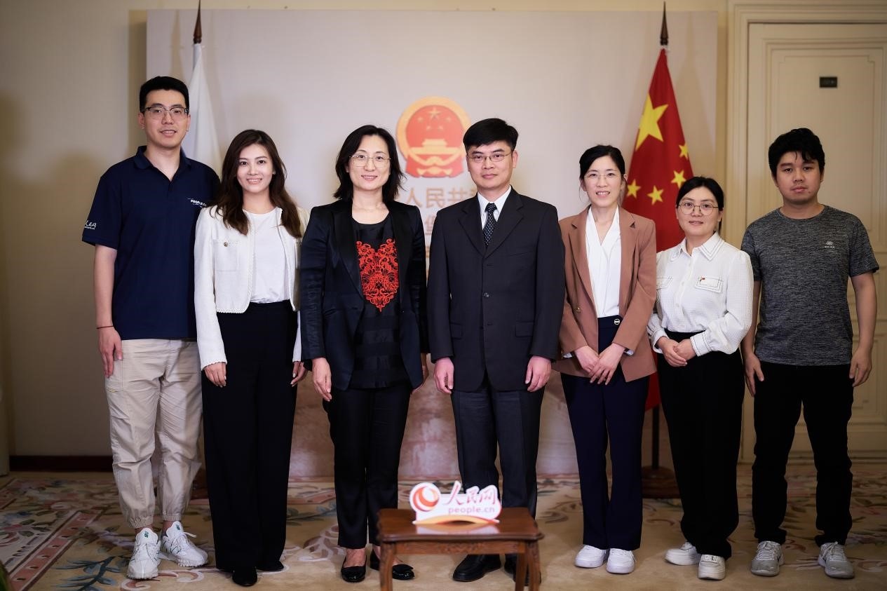中國駐圣彼得堡副總領(lǐng)事張曉慶（左四）與人民網(wǎng)記者合影。