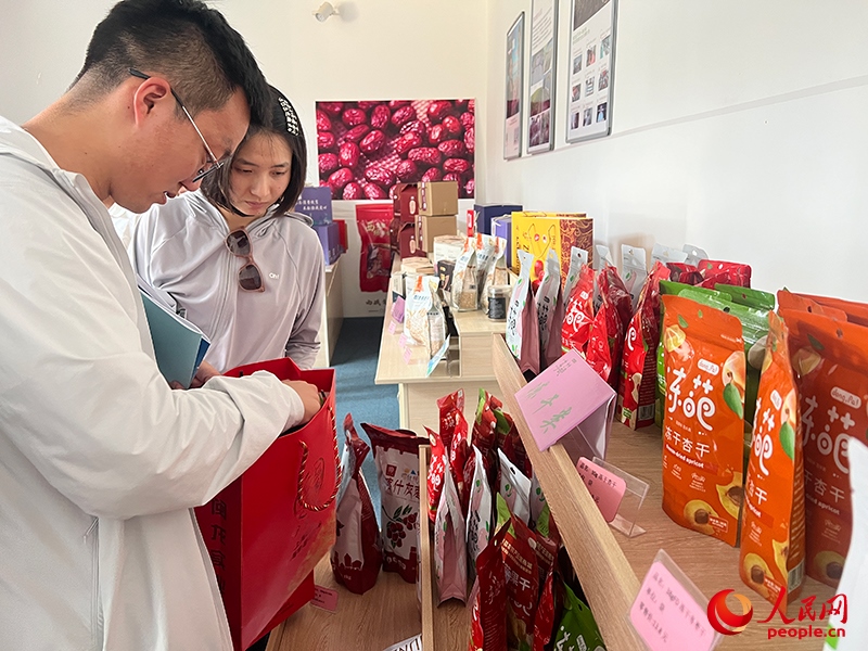 消費者在選購產(chǎn)品。人民網(wǎng)記者 常雪梅攝