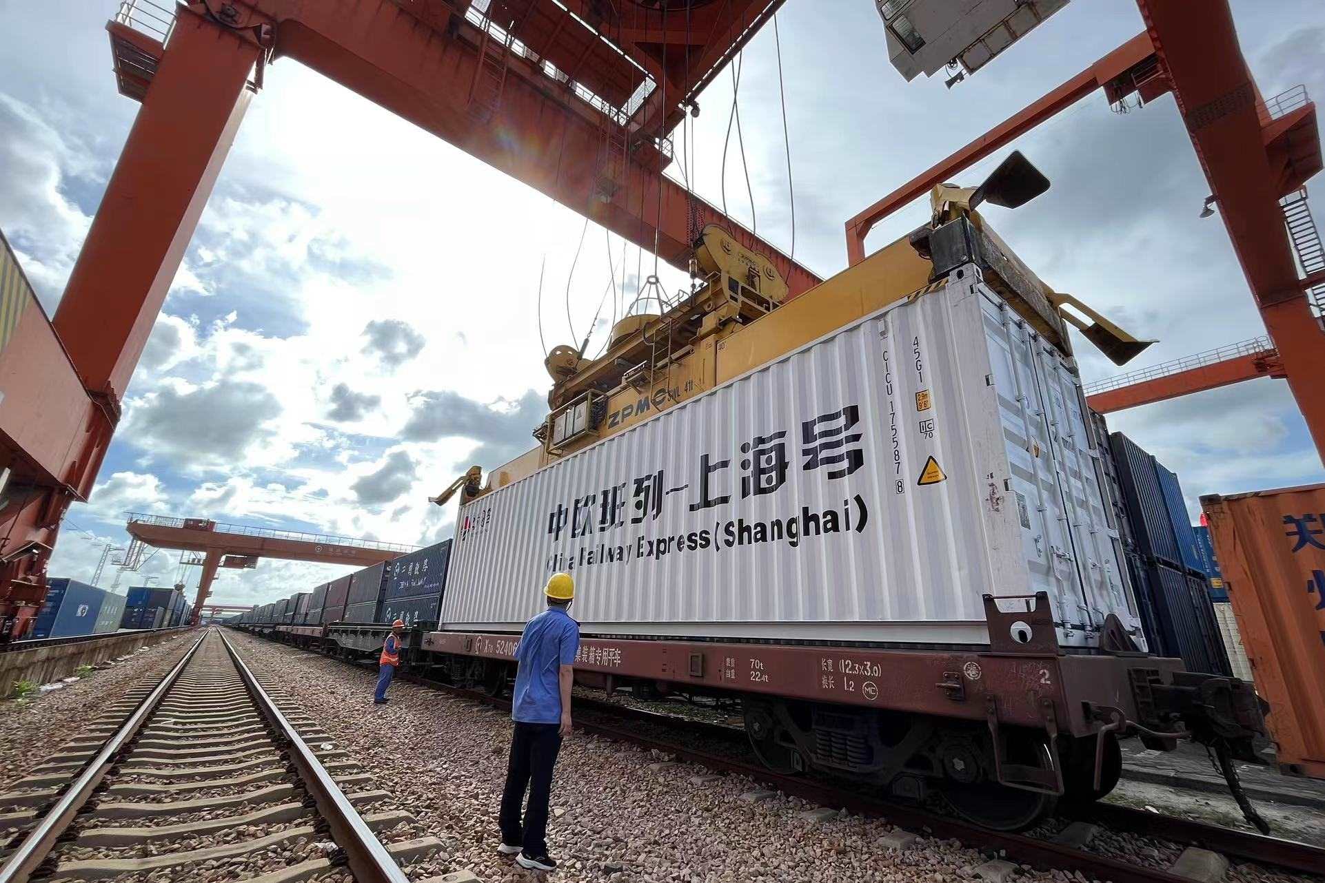 鐵路上海貨運中心閔行站貨場內(nèi)，吊機在貨運員的監(jiān)裝下進行裝車落箱作業(yè)。人民網(wǎng) 皇甫萬里攝