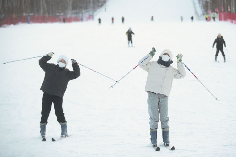 游客在北極村滑雪場(chǎng)內(nèi)體驗(yàn)滑雪（2023年1月7日攝）。