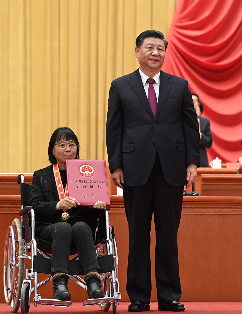 2021年2月25日，全國(guó)脫貧攻堅(jiān)總結(jié)表彰大會(huì)在北京人民大會(huì)堂隆重舉行。習(xí)近平為全國(guó)脫貧攻堅(jiān)楷模榮譽(yù)稱號(hào)獲得者張桂梅頒獎(jiǎng)。