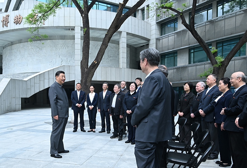 2022年4月25日，習(xí)近平總書(shū)記來(lái)到中國(guó)人民大學(xué)考察調(diào)研，在博物館門(mén)前廣場(chǎng)上，同老教授、老專家和中青年骨干教師代表親切交談。