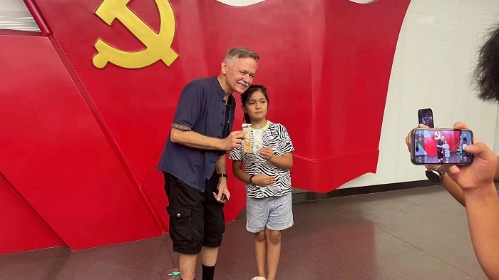 潘維廉和志愿講解員紀(jì)念合影。主辦方供圖