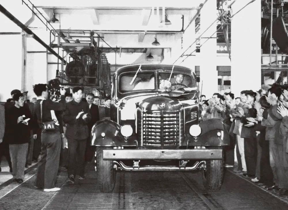 △1956年7月13日，第一輛解放牌汽車駛下裝配線。
