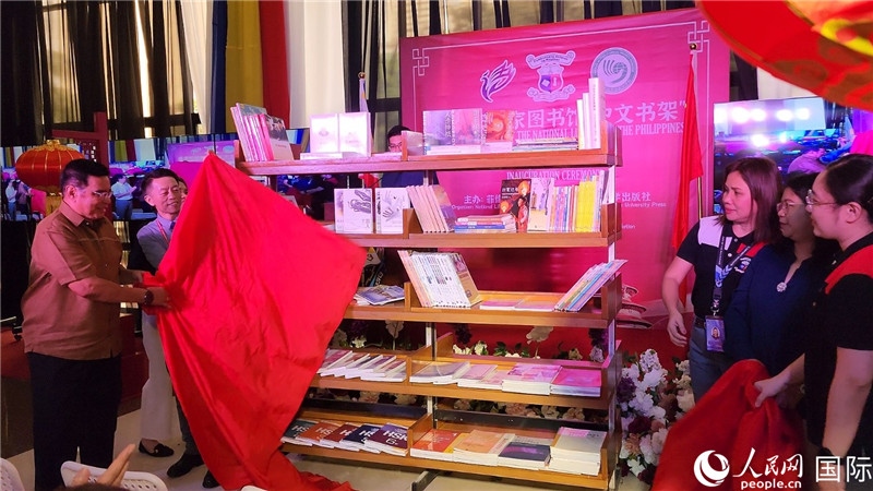 圖為北京語言大學(xué)出版社向菲律賓國(guó)家圖書館捐贈(zèng)圖書200余冊(cè)。人民網(wǎng)記者樊帆攝