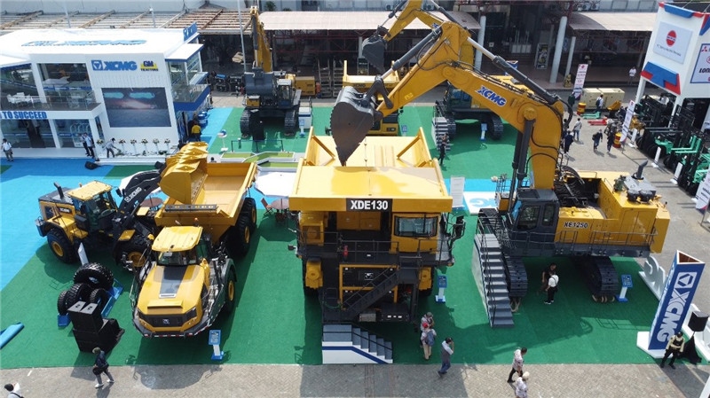 徐工集團(tuán)展出的125噸礦用挖掘機(jī)與130噸電傳動(dòng)礦卡。石偉攝影