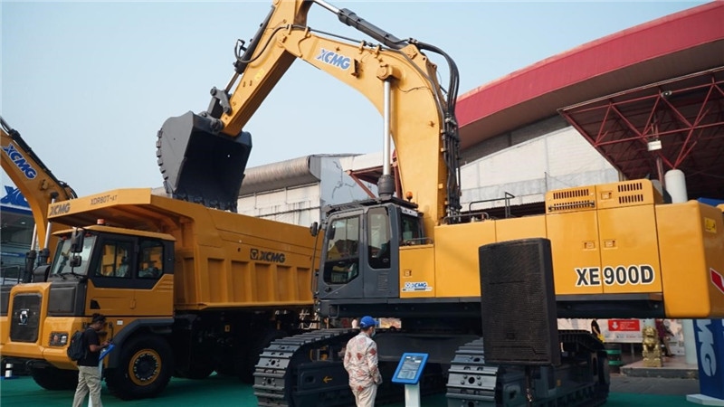 徐工集團(tuán)展出的90噸礦用挖掘機(jī)與80噸自卸車。石偉攝影
