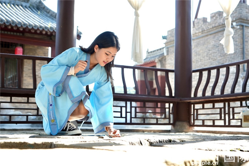 圖為選手在“曲水流觴亭”將“桃心”蠟燭放入渠中。人民網(wǎng) 盧鵬宇攝