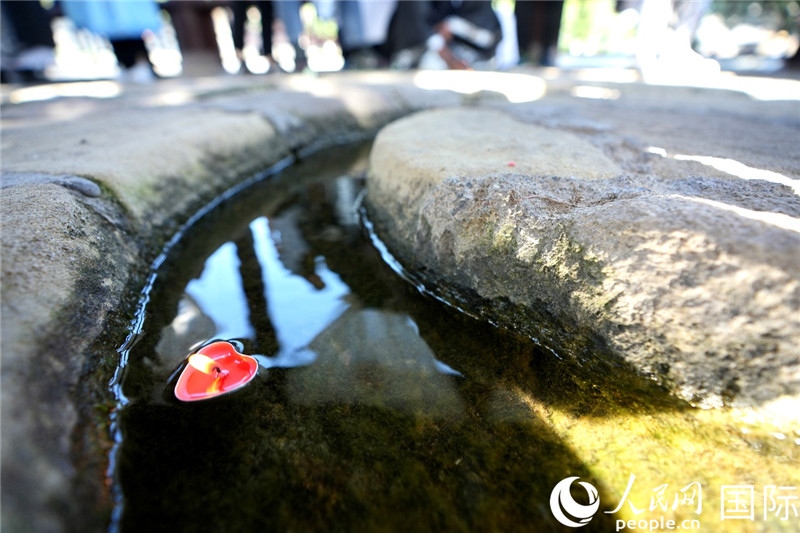 圖為水渠里流過的“桃心”蠟燭。人民網(wǎng) 盧鵬宇攝