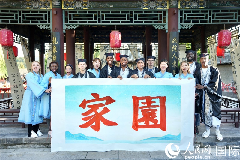 選手們共同寫下的“家園”。人民網(wǎng) 盧鵬宇攝