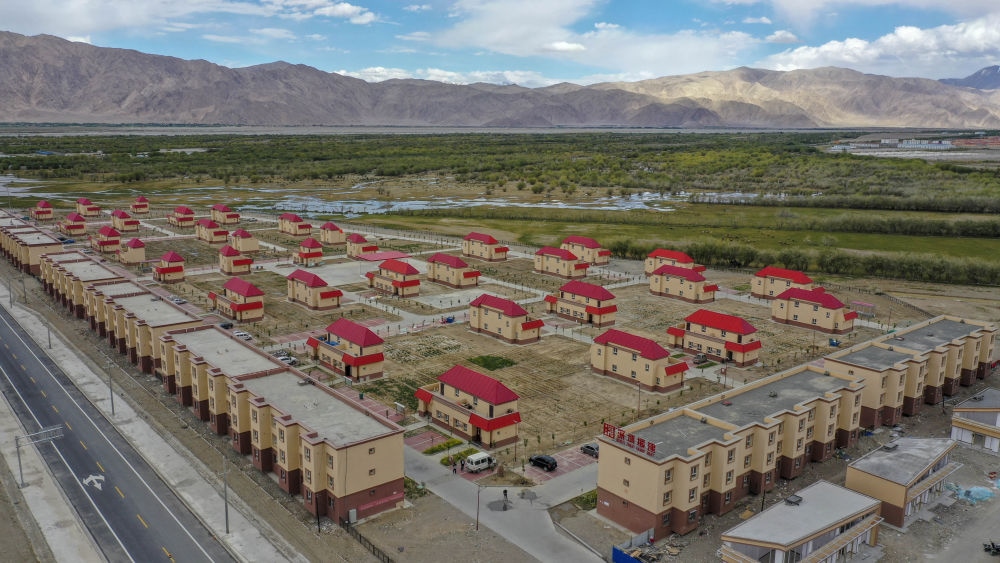 這是由深圳援疆修建的新疆塔什庫爾干塔吉克自治縣一處安置小區(qū)（2019年7月9日攝，無人機照片）。新華社記者 胡虎虎 攝