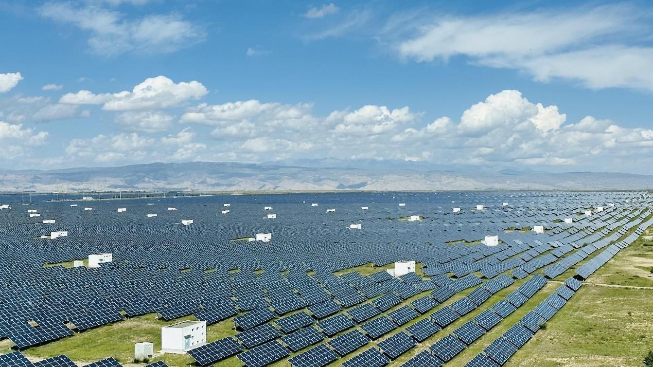 遠(yuǎn)眺青海省海南州光伏發(fā)電園區(qū)。人民網(wǎng) 劉沛然攝