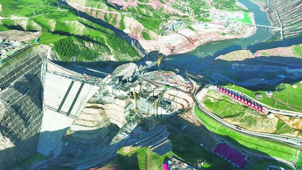 瑪爾擋水電站項(xiàng)目建設(shè)現(xiàn)場。國家能源集團(tuán)青?，敔枔跛娬竟﹫D