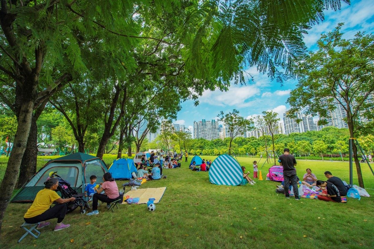 珠江公園內(nèi)，居民們正露營(yíng)休憩。受訪者供圖
