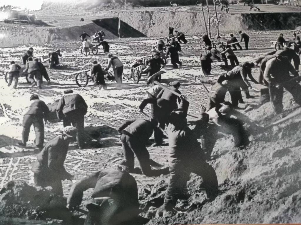 20世紀(jì)70年代，高西溝人治理水土流失場景。（資料圖片）