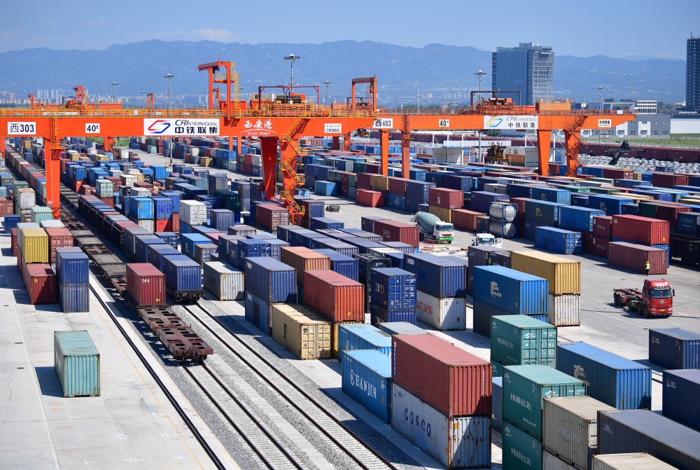 長安號中歐班列在西安新筑車站內裝卸集裝箱（2019年8月15日攝）。新華社記者 邵瑞 攝