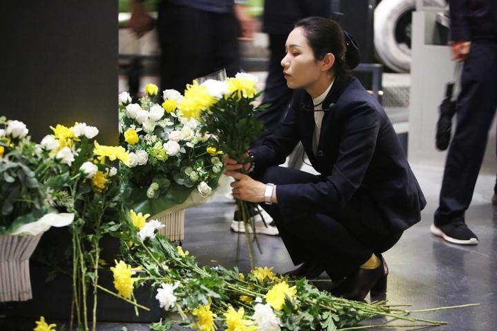 9月18日，工作人員在侵華日軍第七三一部隊(duì)罪證陳列館整理花束。新華社記者 石楓 攝