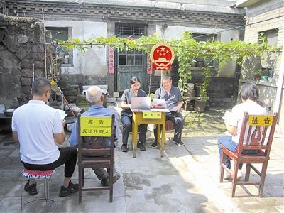 圖②：法庭在農(nóng)家小院開展巡回審判。