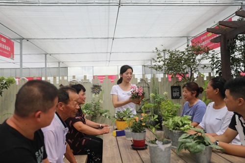 李敏向村民講授花木直播經(jīng)驗(yàn)。受訪者供圖