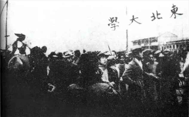 △東北大學學生走在一二·九請愿游行隊伍最前列。