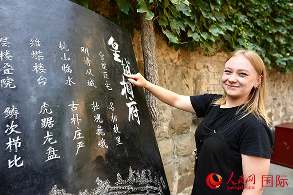 選手金雪花（波蘭）在古堡內留影。人民網(wǎng) 盧鵬宇攝
