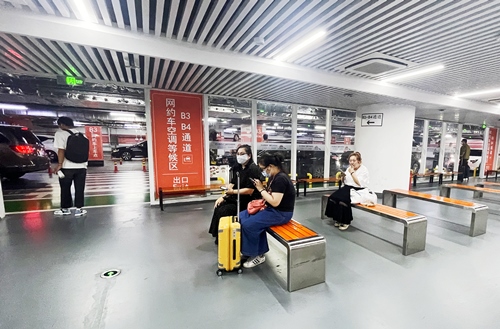 旅客在網(wǎng)約車空調(diào)等候區(qū)等候網(wǎng)約車。人民網(wǎng)記者 喬雪峰攝