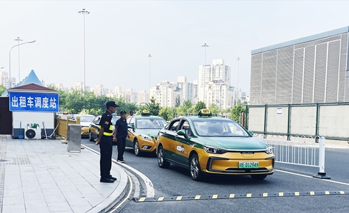 北京南站實施出租車北廣場落客分流，實現(xiàn)“落、接”兩用。人民網(wǎng)記者 喬雪峰攝