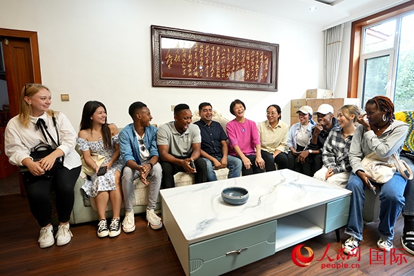 選手們在村民王小留家中做客。人民網(wǎng) 盧鵬宇攝