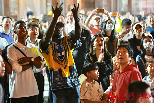 選手體驗古城巡游。人民網(wǎng) 盧鵬宇攝