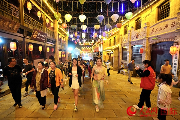 選手體驗古城巡游。人民網(wǎng) 盧鵬宇攝