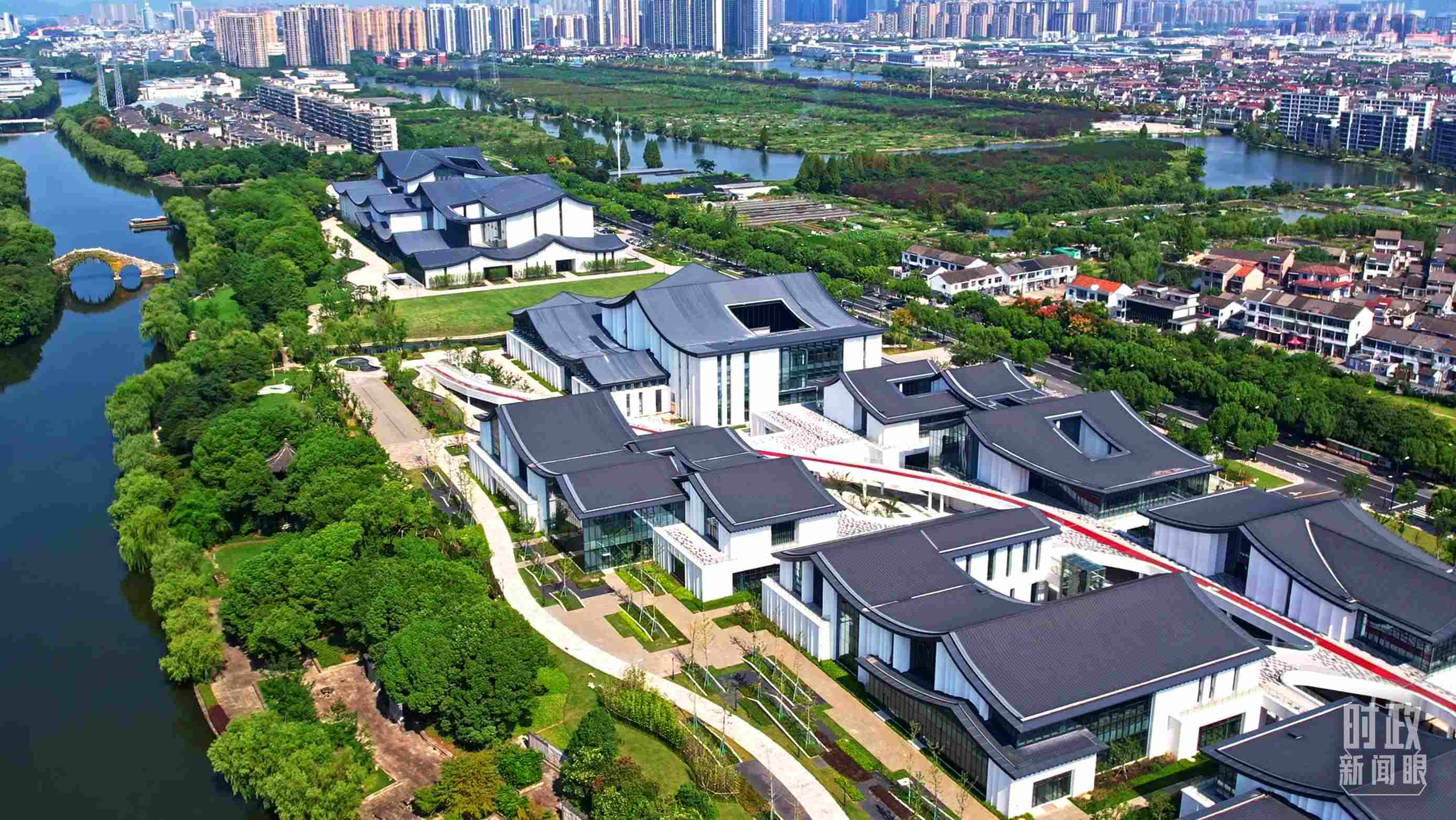 △臨河而建的浙東運(yùn)河文化園。（總臺央視記者范凱拍攝）