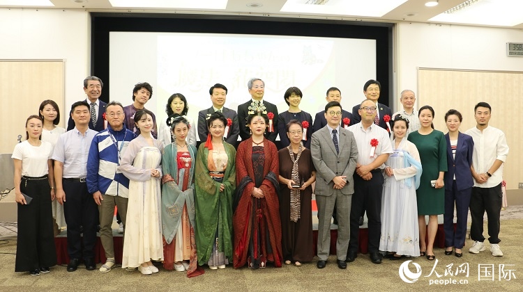 與會(huì)人員合影留念。人民網(wǎng) 許可攝