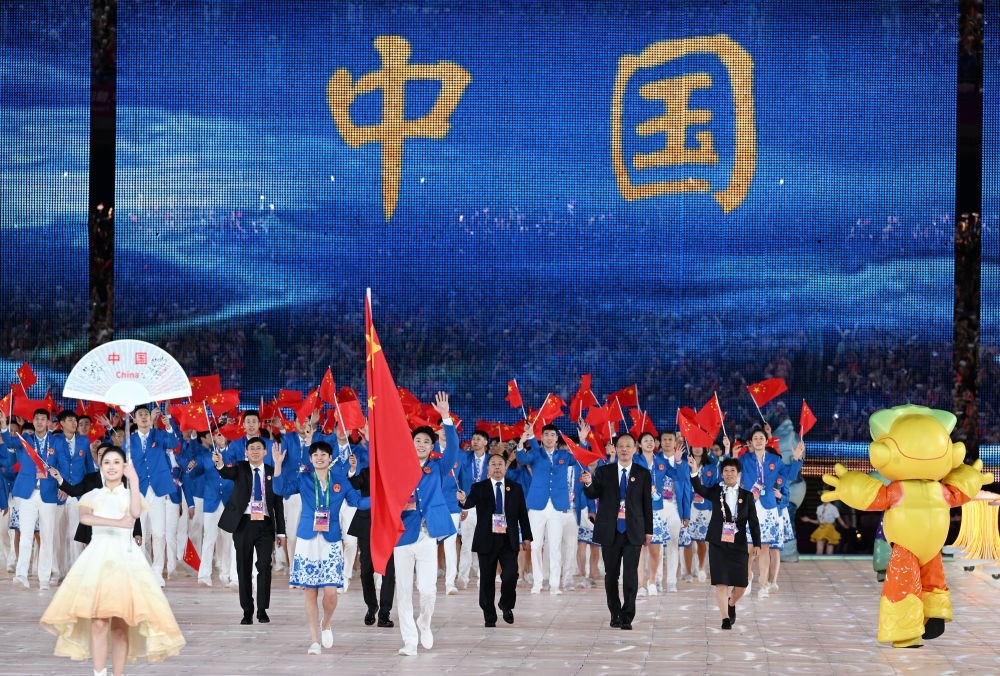 中國(guó)代表團(tuán)在開幕式上入場(chǎng)。