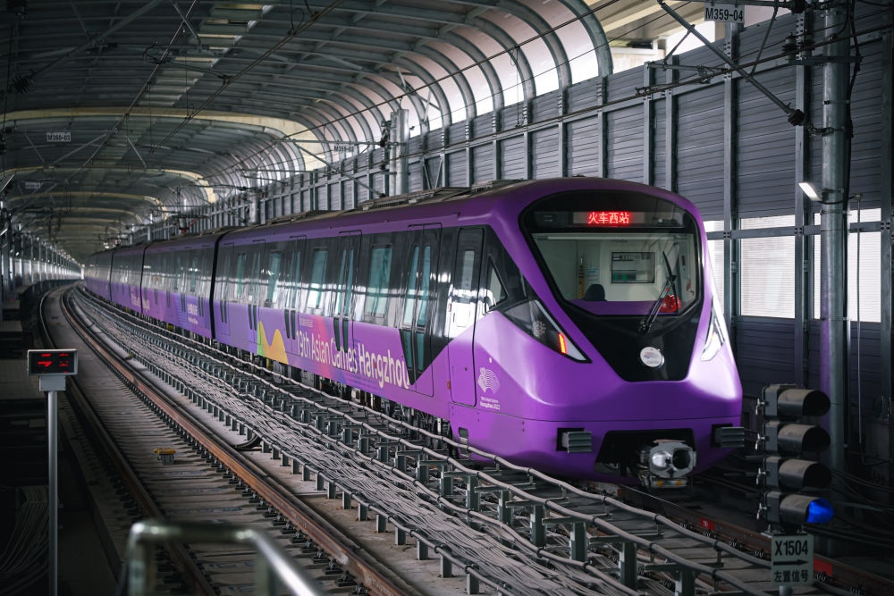 從杭州火車西站出發(fā)，地鐵19號(hào)線貫穿杭州火車東站、杭州蕭山機(jī)場(chǎng)，“亞運(yùn)號(hào)”地鐵專列運(yùn)行在這條線路上。