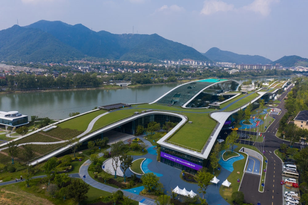 從空中俯瞰杭州富陽(yáng)水上運(yùn)動(dòng)中心，屋頂被綠植覆蓋。