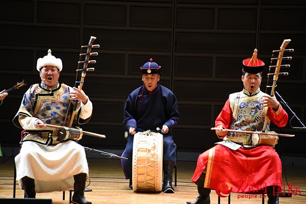 內(nèi)蒙古藝術(shù)劇院表演的《草原頌》劇照。人民網(wǎng)記者 殷淼攝