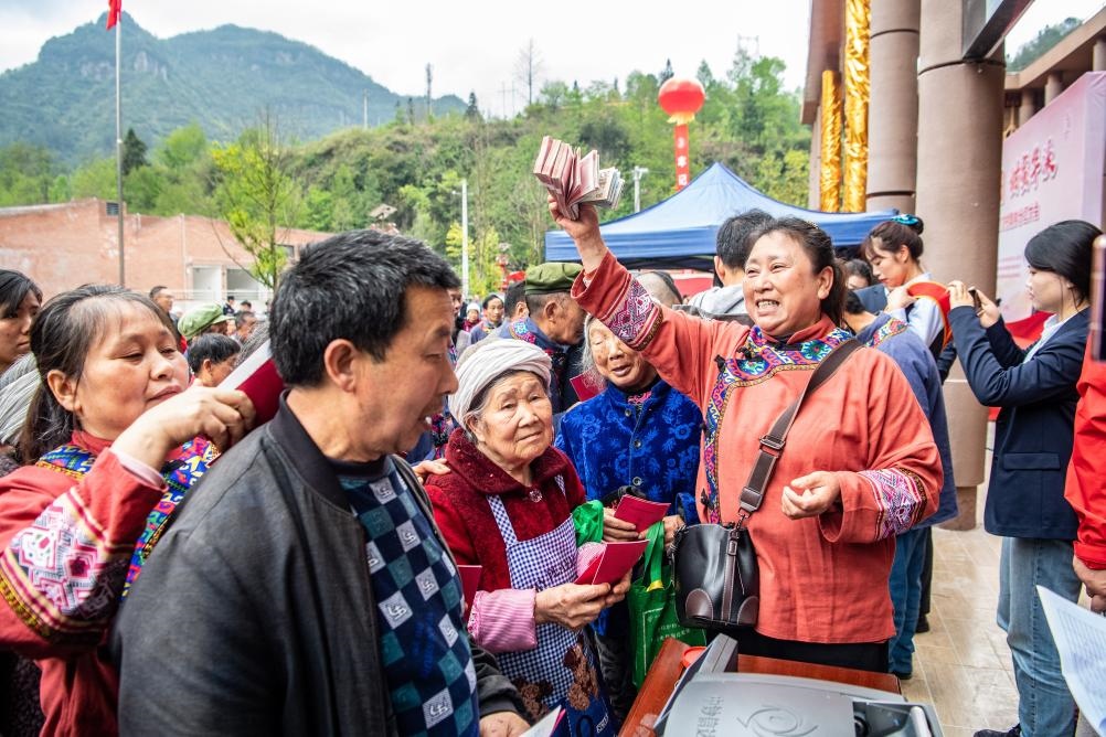 4月13日，在華溪村第五屆分紅大會(huì)上，村民在排隊(duì)領(lǐng)取分紅。新華社記者 唐奕 攝