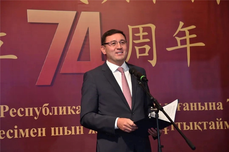 圖為哈外交部駐阿市代表布列格諾夫致辭。駐阿拉木圖總領(lǐng)館供圖
